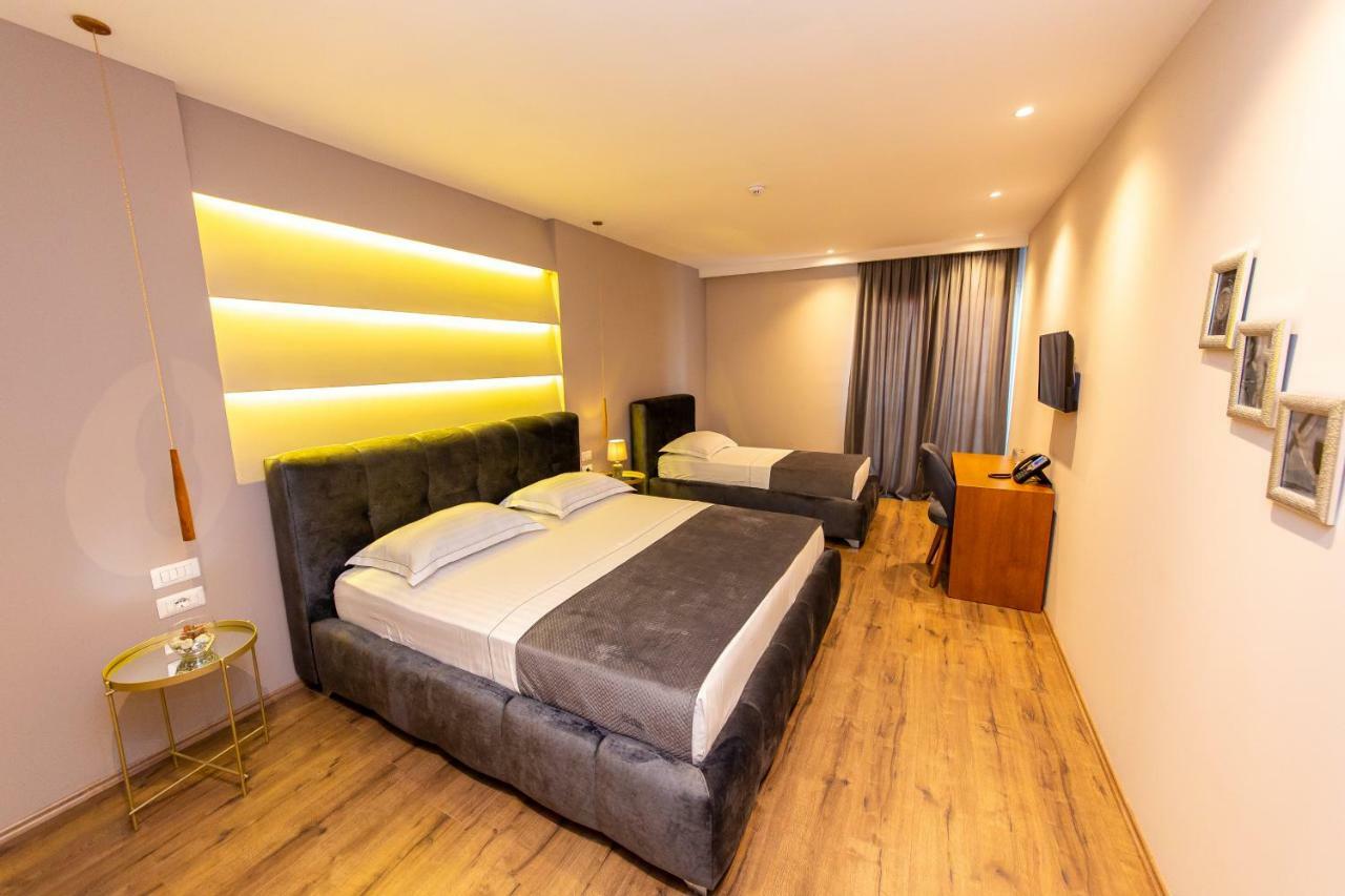 Light 3* Tirana